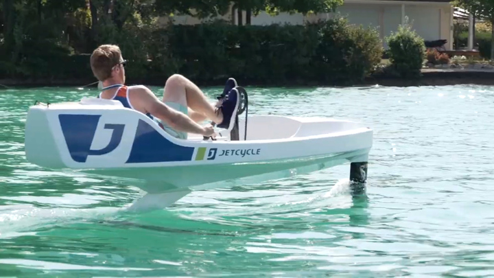 Xe đạp cánh ngầm chạy trên mặt nước tốc độ 19 km/h