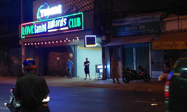 Mâu thuẫn trong quán hát, 2 thanh niên bị chém gục 