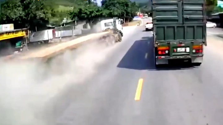 Kinh hãi xe đầu kéo chạy bạt mạng, suýt tông người dân trên quốc lộ 20