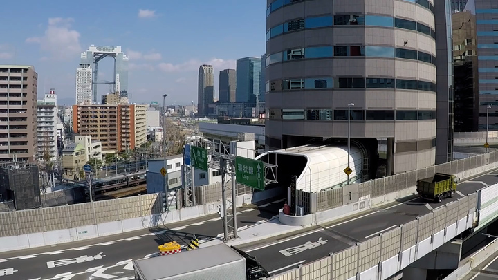 Đường cao tốc chạy 'xuyên thủng' tòa nhà 16 tầng ở Nhật Bản