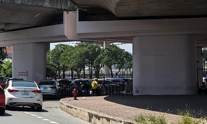 Đỗ ô tô ở gầm cầu vượt bị phạt bao nhiêu tiền?