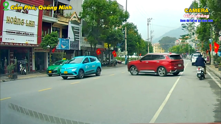 Tài xế đãng trí, ô tô lê lết trên đường