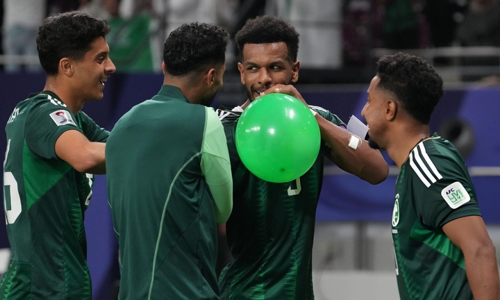 Ghi bàn phút bù giờ ở Asian Cup, đồng đội Neymar ăn mừng độc lạ