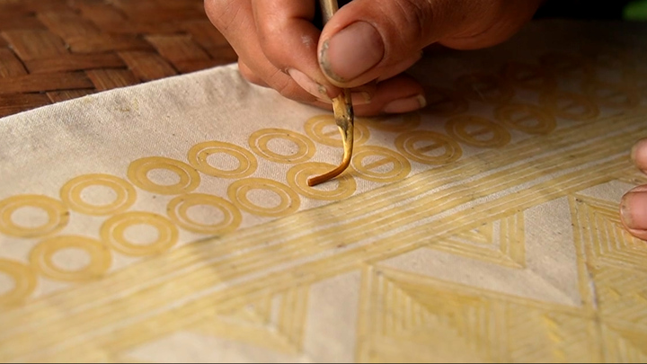 Độc đáo nghệ thuật in hoa văn bằng sáp ong của người Dao Tiền