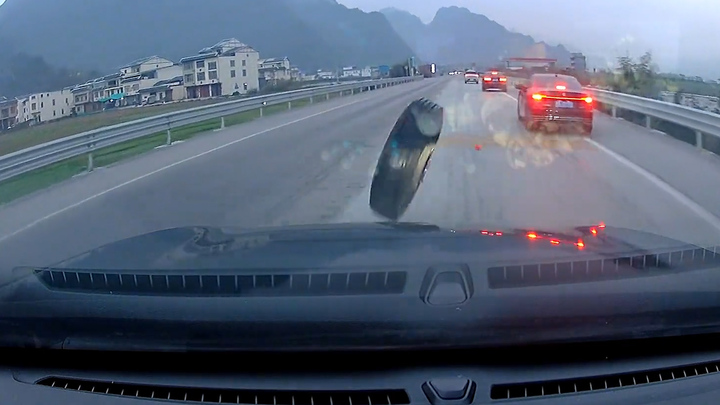 Lốp xe tải văng giữa đường, tài xế xe con không kịp trở tay