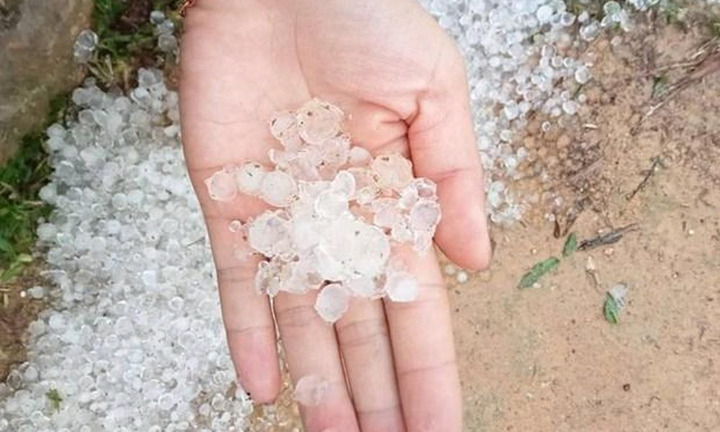 Mưa đá xuất hiện ở Lai Châu