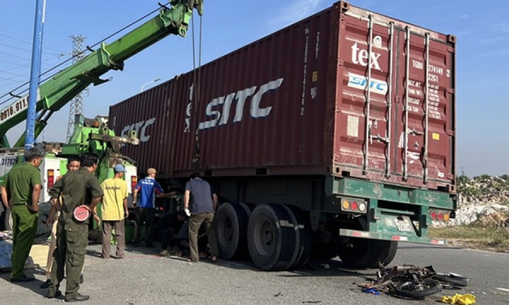 Va chạm với xe container, hai công nhân ở Bình Dương tử vong