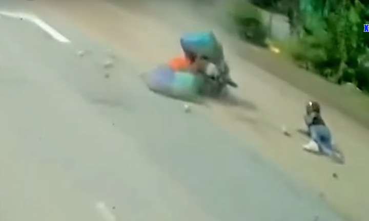 Tài xế vượt ẩu, xe tải húc văng xe máy trên quốc lộ 5