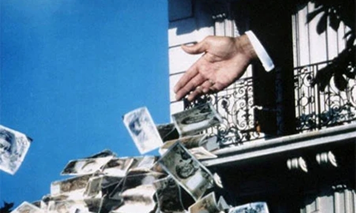 Mang cả tập tiền ra đường ném để giải tán nhóm các bà đang múa hát quá ồn