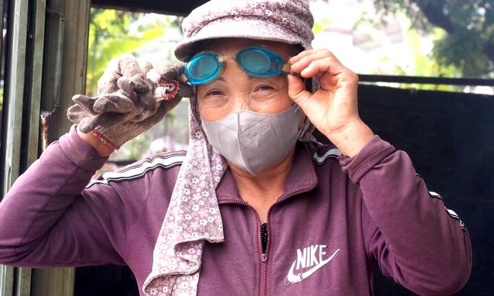 Dân Vũ Đại xuyên đêm đỏ lửa, đeo kính bơi kho cá bạc triệu phục vụ Tết