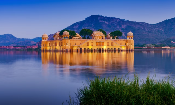 Cận cảnh kỳ quan cung điện quanh năm ngập chìm trong nước nổi tiếng ở Ấn Độ