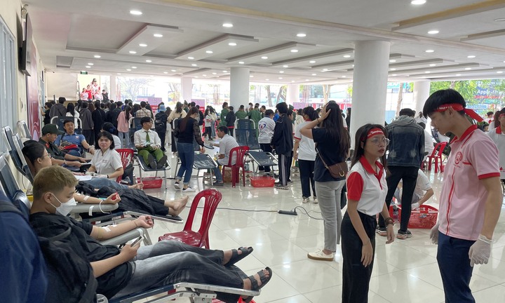 Hơn 800 người ở Thừa Thiên - Huế đăng ký tham gia hiến máu cứu người 