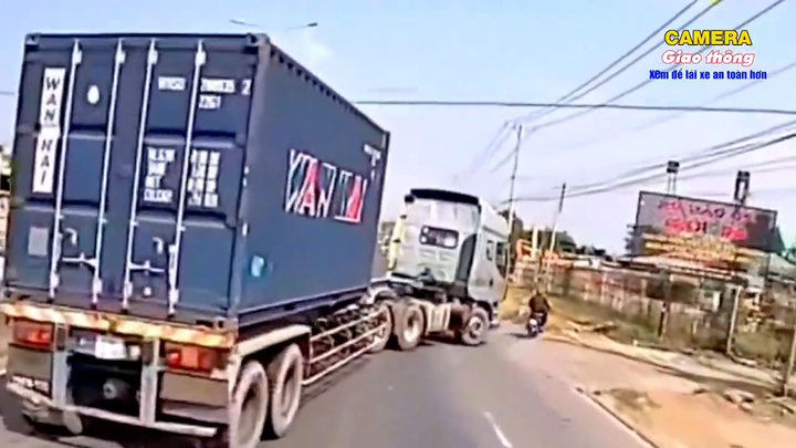 Xe container chuyển hướng đột ngột, ép người đi xe máy ngã nhào