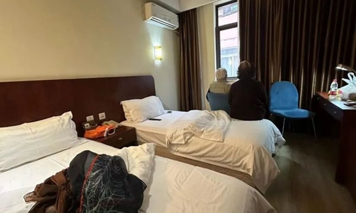 Sang tên nhà cho con cháu xong, cụ ông bị đuổi ra ngoài giữa trời giá rét