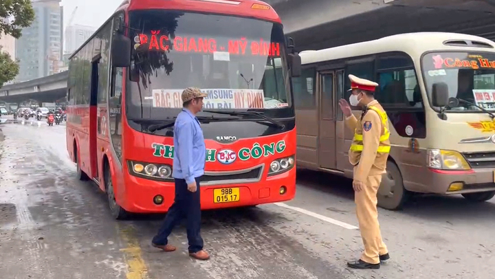 Tài xế xe khách 'rùa bò' ở Hà Nội: 'Biết vi phạm nhưng phải làm'