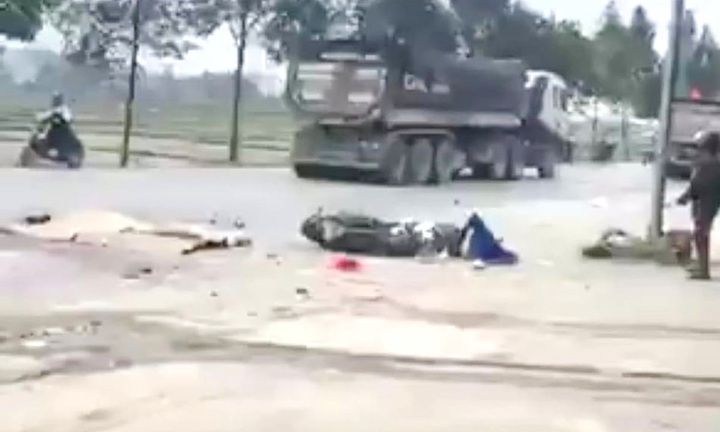 Va chạm với xe tải, 2 mẹ con tử vong 