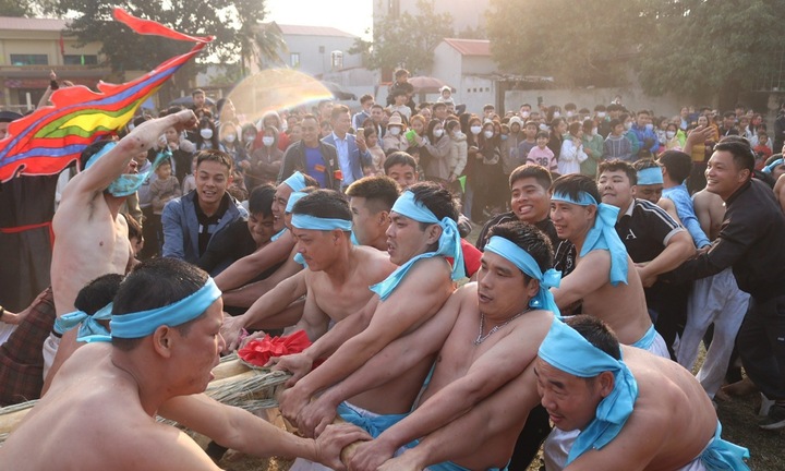 Độc đáo lễ hội 70 trai đinh cởi trần, thắt lưng nhiễu điều, kéo co bằng cây tre