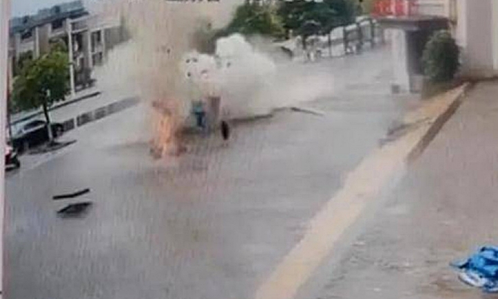 Ném pháo xuống cống gây nổ như bom, 2 bé trai bị thương, hàng loạt ô tô hư hỏng