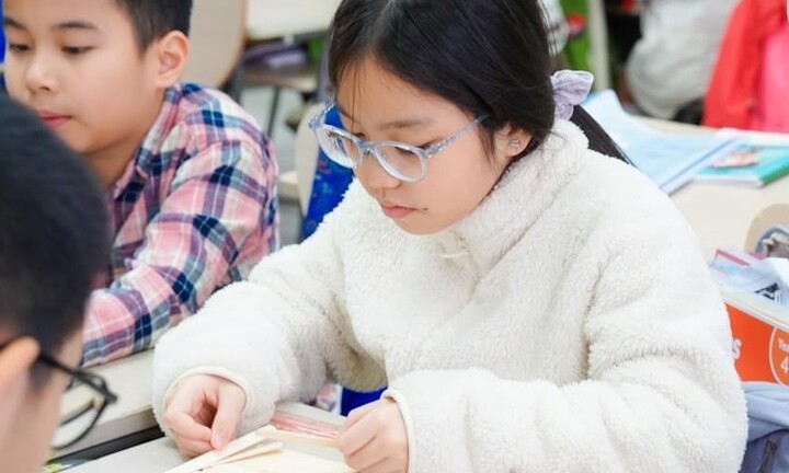 Nhiệt độ giảm sâu, nhiều trường Hà Nội vẫn mở cửa, lùi giờ vào lớp