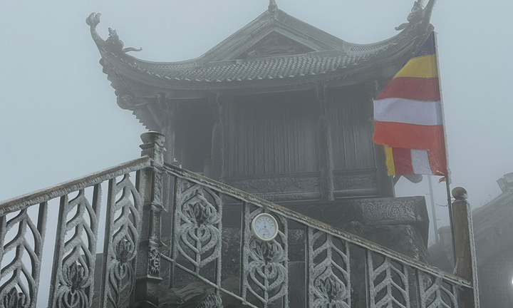 Băng giá phủ trắng chùa Đồng Yên Tử ở Quảng Ninh