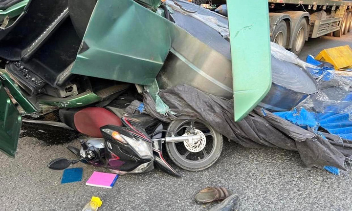 Ba cuộn tôn rơi từ ô tô đầu kéo đè bẹp xe máy, 2 người thoát chết trong gang tấc