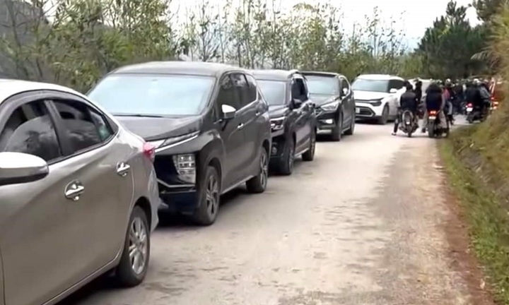 Băng giá phủ kín đỉnh Mẫu Sơn, du khách ùn ùn kéo đến ngắm