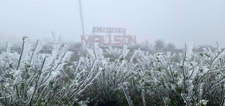 Nhiệt độ xuống -1,1 độ C, băng giá phủ kín đỉnh Mẫu Sơn