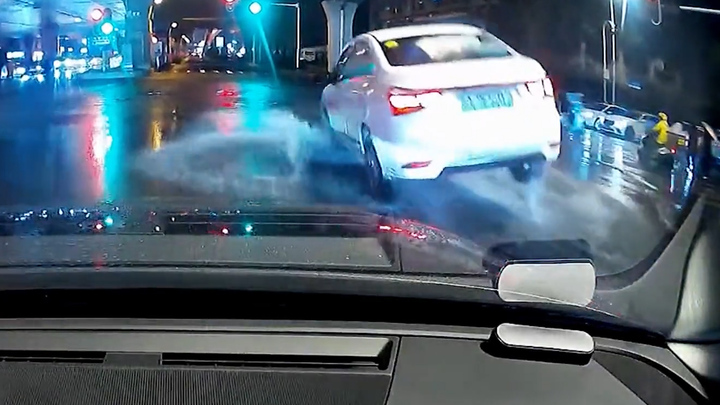 Nắp hố ga văng ra, tài xế ô tô nhận cú 'trời giáng'