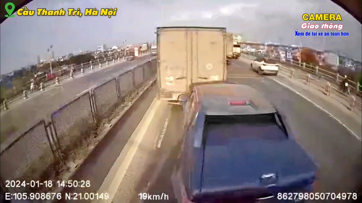 Tài xế xe bán tải đi ẩu khiến 3 ô tô tông nhau liên hoàn trên cầu Thanh Trì