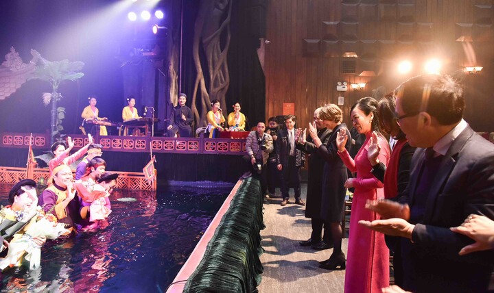 Phu nhân Chủ tịch nước và Phu nhân Tổng thống Đức thưởng thức múa rối nước 