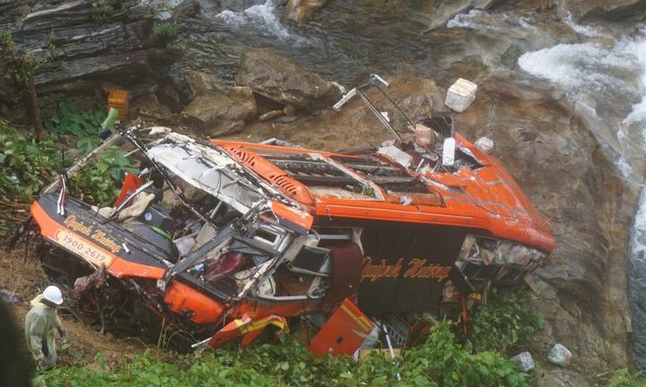 Xe khách chở 22 người rơi vực: Xác minh thời gian lái xe liên tục của tài xế