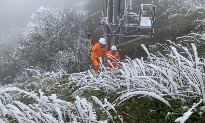 Công nhân Điện lực Lạng Sơn tăng cường nhân lực vận hành lưới điện dưới băng giá