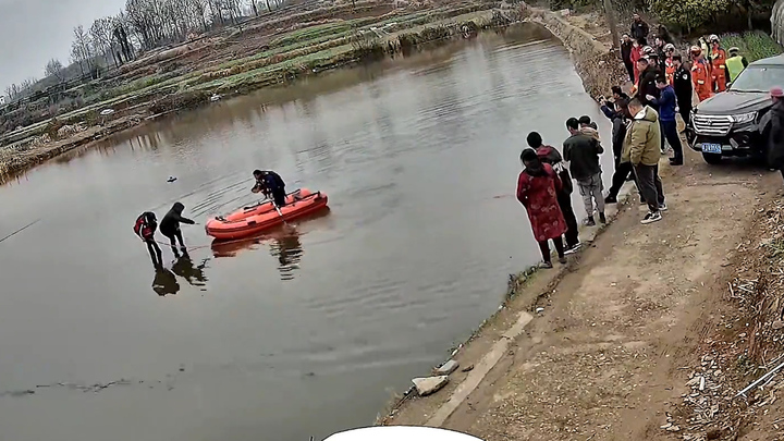 Giải cứu hai vợ chồng mắc kẹt trên nóc ô tô nằm giữa ao