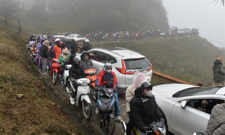 Du khách nô nức đi ngắm băng tuyết, đường lên Mẫu Sơn tắc dài