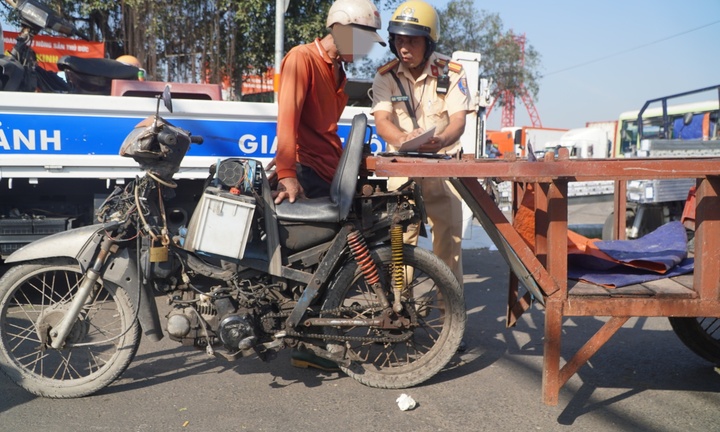 Bị phạt nhiều lần vẫn bất chấp chạy xe tự chế chở hàng, tài xế nói 'vì mưu sinh'