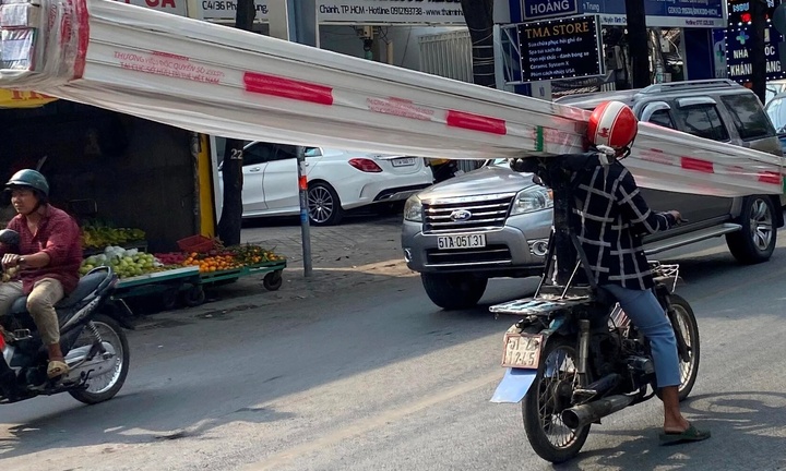 Đi xe máy chở tôn thép bị xử phạt thế nào? 