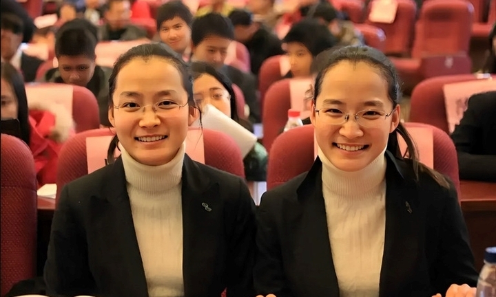 Cặp song sinh đạt học bổng đại học số 1 châu Á, trở thành giáo sư ở tuổi 35