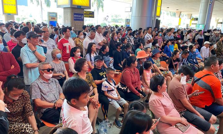 Kiều bào về nước đón Tết, sân bay Tân Sơn Nhất đông nghẹt người