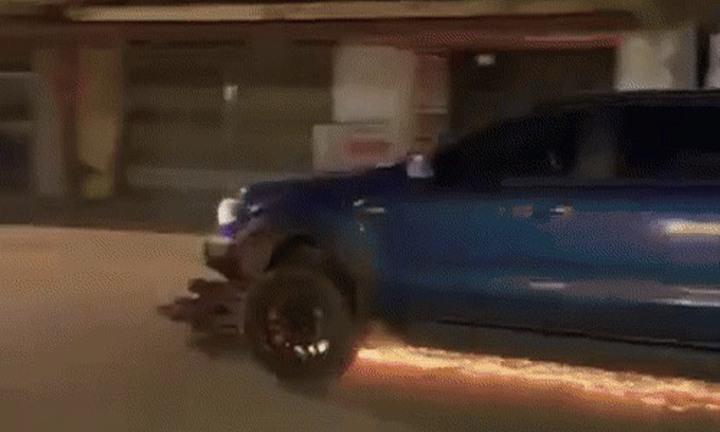 Bắt tài xế bán tải 'thông chốt' nồng độ cồn, kéo lê xe CSGT toé lửa