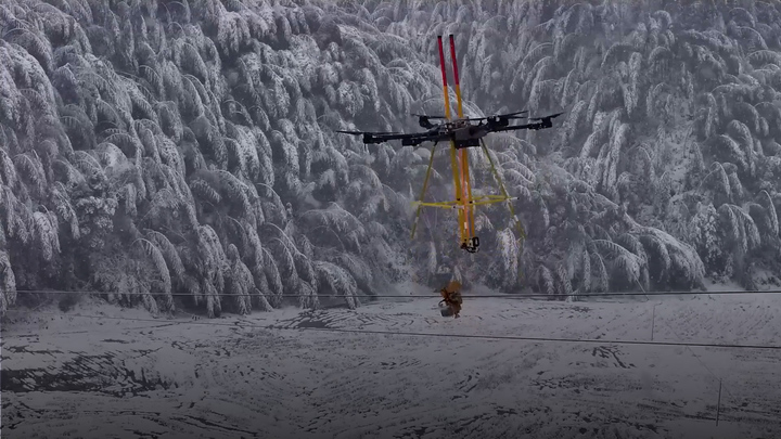 Cận cảnh UAV kết hợp robot dọn sạch băng trên dây điện ở Trung Quốc 