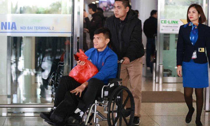 Tuyển Việt Nam về nước: Xuân Mạnh ngồi xe lăn rời sân bay