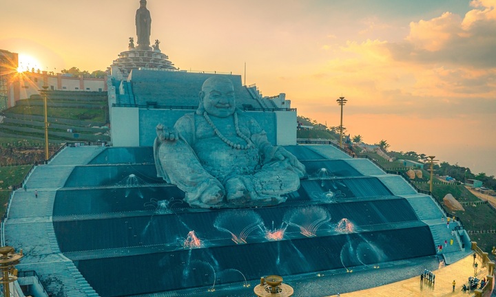 Đại tượng Phật Di Lặc bằng đá sa thạch trên núi Bà Đen