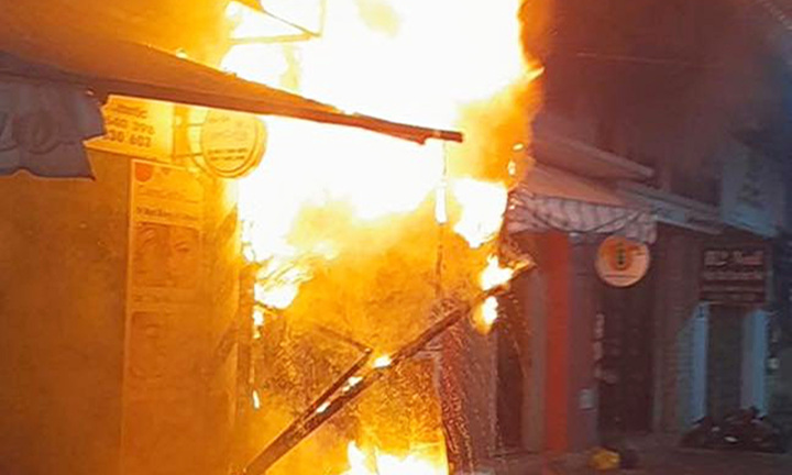 Cháy nhà lúc nửa đêm, 5 người leo qua nhà hàng xóm thoát thân