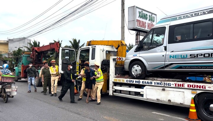 CSGT yêu cầu kiểm tra nồng độ cồn, tài xế ‘cố thủ’ trên xe hơn 2 giờ
