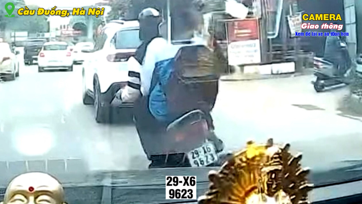 Thanh niên đi xe ngổ ngáo, tông gãy kính chiếu hậu ô tô rồi bỏ chạy