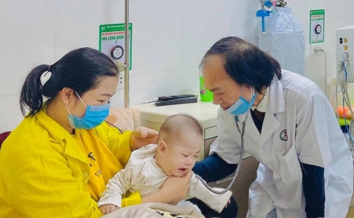 Bác sĩ chỉ ra sai lầm thường thấy của cha mẹ trong việc giữ ấm cho trẻ