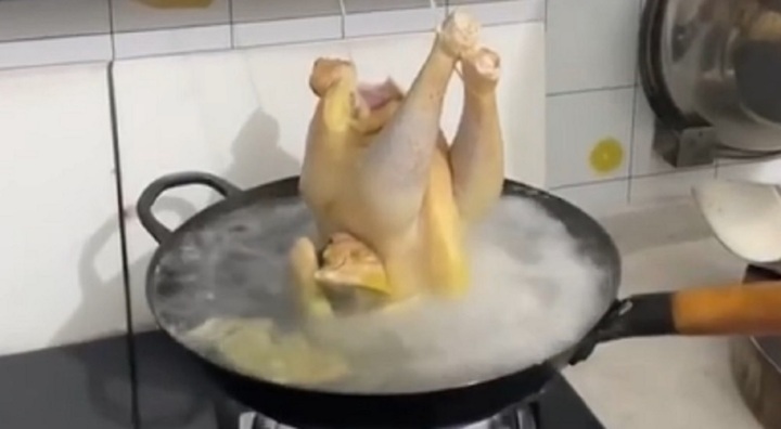 Khi mẹ dặn gái đoảng ở nhà luộc nửa con gà