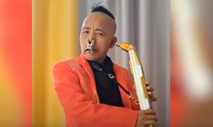 Nghệ sĩ Trung Quốc gây choáng với màn thổi kèn bằng tai