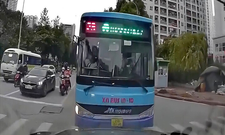Phạt 5 triệu đồng tài xế xe buýt lấn làn, chặn đầu xe con ở Hà Nội