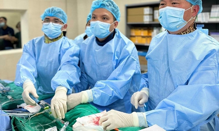 Bác sĩ Việt thực hiện kỹ thuật mổ tim phức tạp trình chiếu sang Singapore